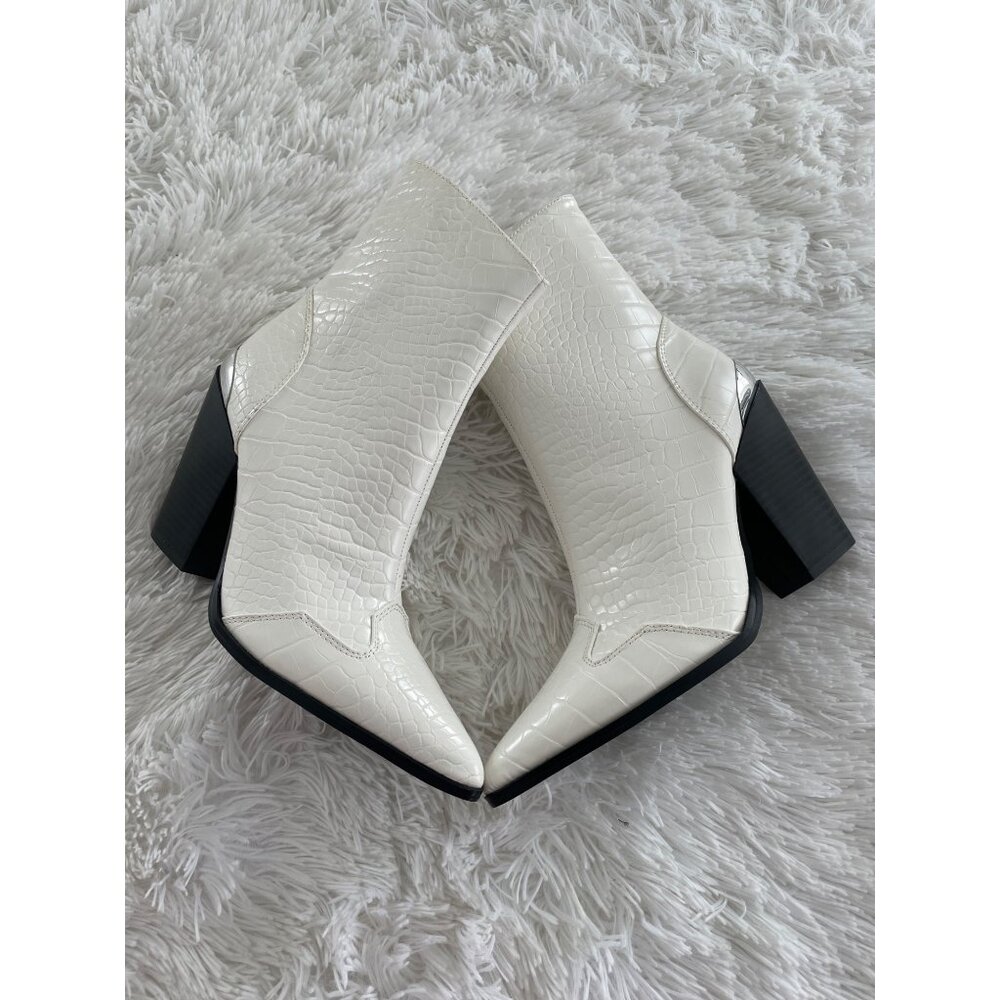 NWOB PUBLIC DESIRE White Faux Croc Leather Ankle Boots Size 5